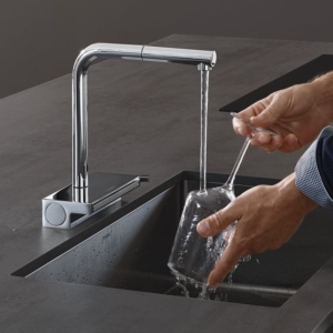 德國 hansgrohe Aquno Select M81 鉻色 抽拉出水口廚房龍頭 250 73836000 情境圖