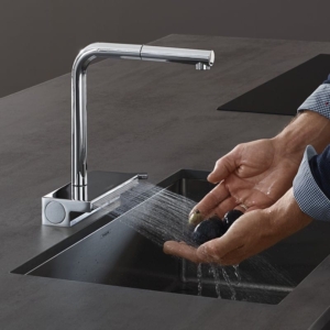 德國 hansgrohe Aquno Select M81 鉻色 抽拉出水口廚房龍頭 250 73836000 情境圖
