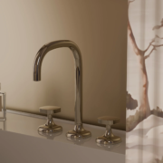 Dornbracht COYA 三孔面盆龍頭，兩支十字把手與中央出水管的壁上配置